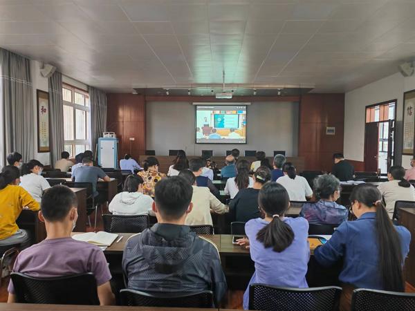 全体教职工认真聆听线上专题讲座